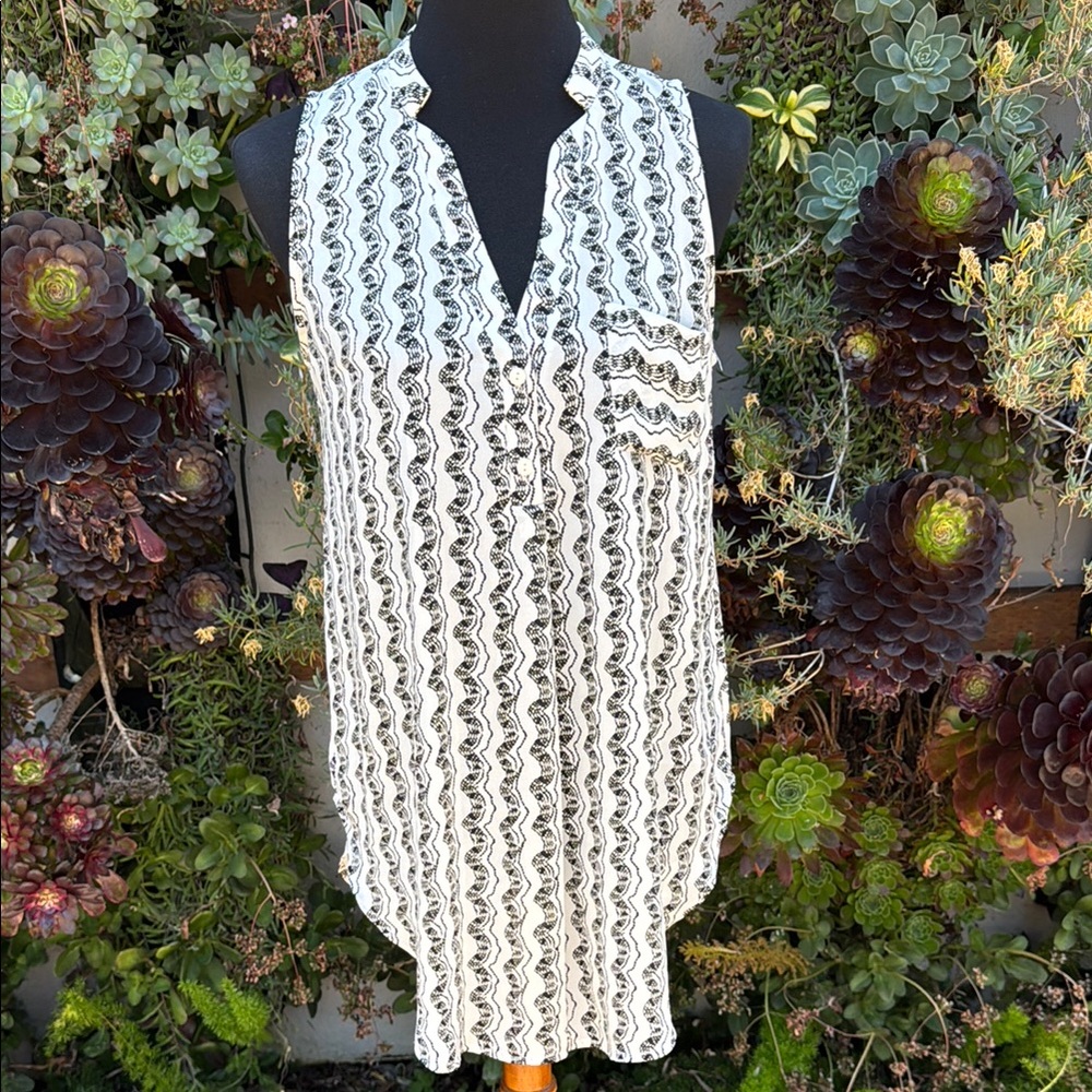 Lush Black and White Sleeveless Blouse